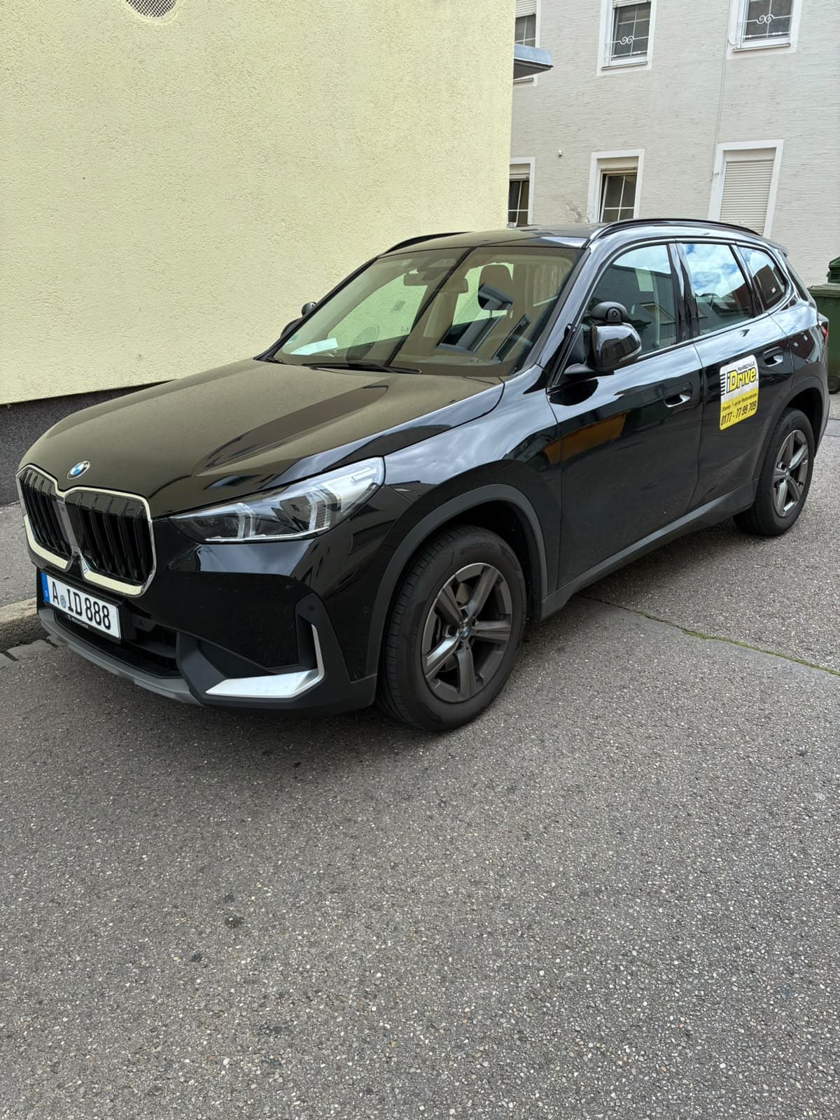Schwarzer BMW für die Automatik-Ausbildung der Fahrschule iDrive