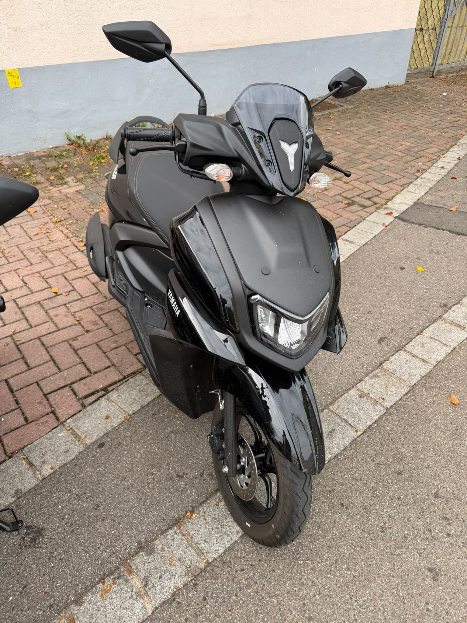 Schwarze Yamaha 125er der Fahrschule iDrive