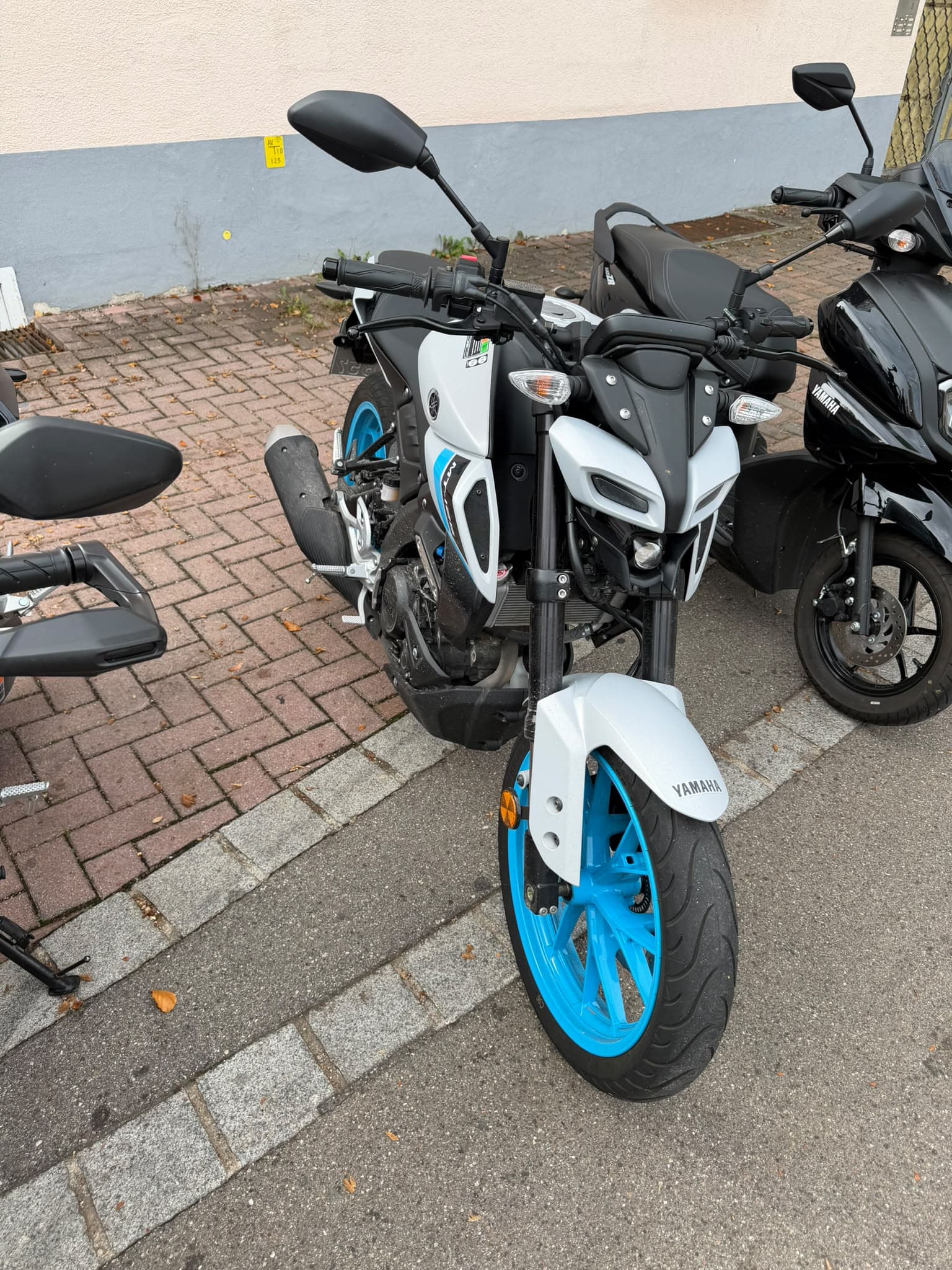 Weiße Yamaha 125er der Fahrschule iDrive